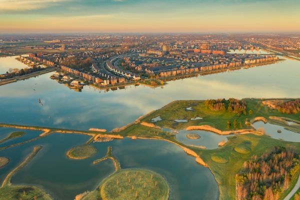 Kanaal in Alkmaar met historische herenhuizen en brug – sfeervol stadsbeeld